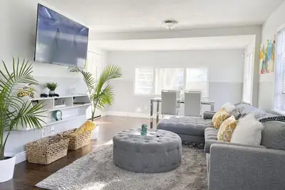 Image de Renovated Home near Bucsh Gardens