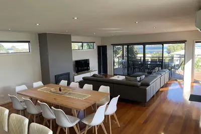 Image de Ocean views, 5min walk to beach/playground, easy 10min walk to shops