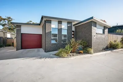 \"Bay Abode\" New Unit 2 Bed 2 Bath. 15 min to Cbd