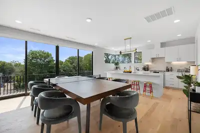 Image de Trendy East Austin Condo with Rooftop Deck + Downtown Views - Rayne