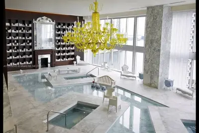 Image de Miami Brickell condo ocean and pool view