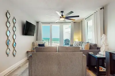 Image de Beachfront fifth-floor condo with Gulf views, W/D, outdoor pool, & grill access