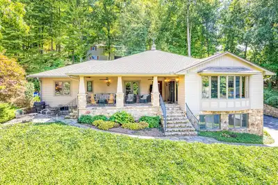 Image de Lakefront mountain home with WiFi, extensive kitchen, & central Ac