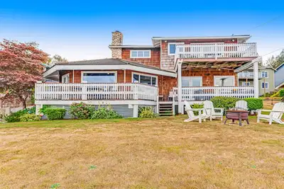 Image de Charming home with amazing ocean views, fireplace, double oven, and washer\/dryer