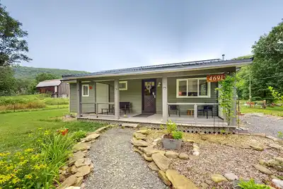 Image de Scenic country lodge with a porch, picture-perfect views, full kitchen, & WiFi