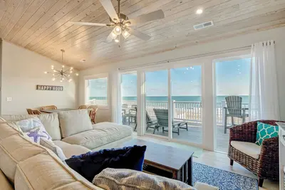 Image de Beautiful oceanfront home with private beach access, hot tub & amazing views