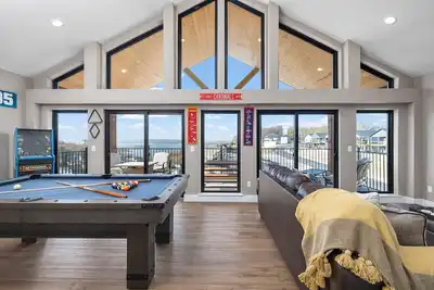 Image de Putting green, lakeview, hot tub, pool table, pool