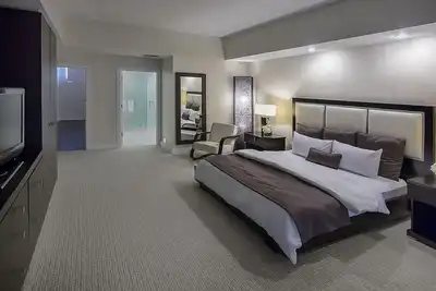 Close to Miami Int' Airport! 3 Covenient Rooms w/ Kitchen | Outdoor Pool