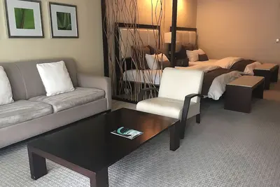 Image de Embrace the Miami Lifestyle at its Finest! 2 Amazing Rooms w/ Balcony + Kitchen