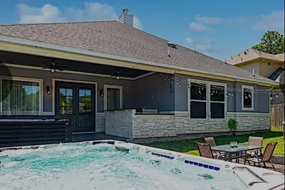 Image de Extra Large Luxury Lakeside Swim Spa Dream Getaway