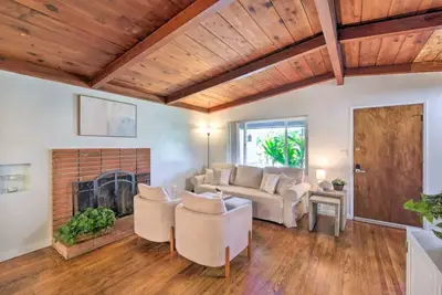 Image de Convenient Cozy Coastal Retreat: 1-Mi to Beach, Pet-Friendly & Firepit
