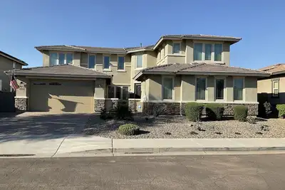 Image de Luxury 6 Bedroom - heated pool & spa- close to stadium, golf, & more!