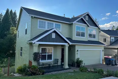 Image de Joy' Large Serene Creekside Home awaits you!