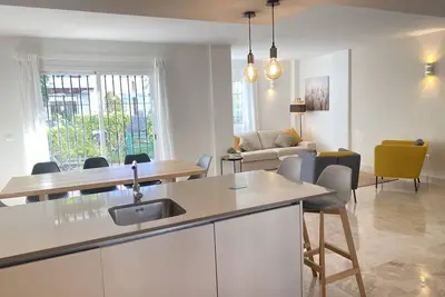 Image de Belle maison rénovée à Marbella, 4 chambres, 2 salles de bain, piscine privée