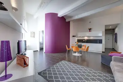 Image de Flowers' Suite, 1 bedroom, in the core of the center!