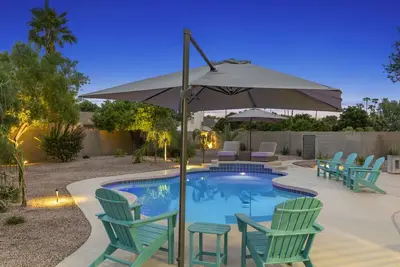 Image de This spectacular, newly renovated home in Scottsdale is what we like to call the Poolside Palms