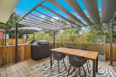 Image de Designer Digs w/ Amazing Patio, Walk Everywhere by Lucky Savannah