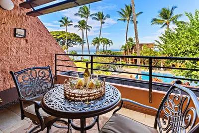 Image de Tropical vibes, sleek style, a peek at the Ocean