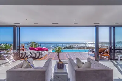 Image de Ocean front, amazing beach & mountain views, incredible location - By Owner