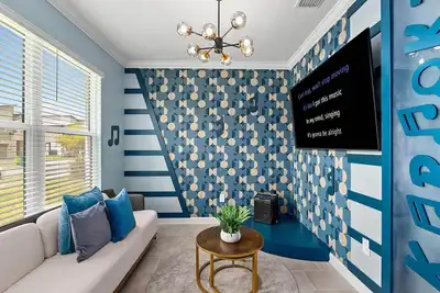 Image de Surf Street | Beachside Beauty w Pool, Pirate Br, Karaoke, Theater, Near Disney
