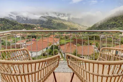 Image de Maison de vacances \"Maison Vinháticos\" avec vue sur les montagnes, jardin et Wi-Fi.