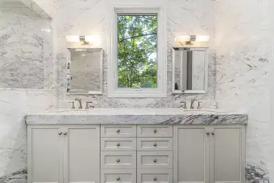 Image de Fabulous new home, 2 miles from town