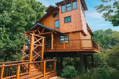Image de Views! Luxury Treehouse with Hot Tub - Sleeps 6