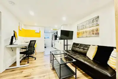 Image de Private 1 Br Suite near U of W
