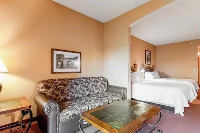 Image de Riverside studio with private balcony, on-site golf and balcony