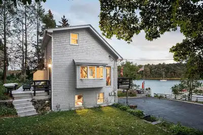 Image de Waterfront 2-Bed, 2-Bath Home 2 Minutes to Downtown East Greenwich -