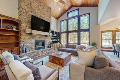 Image de Luxe resort home with hot tub, shared pool, firepit, pool table, & fitness room