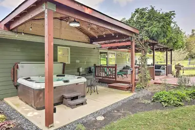 Image de Family-Friendly Brookville Home w/ Hot Tub!