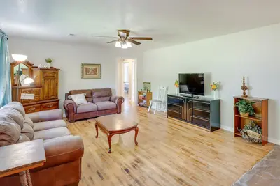 Image de 'The Old Parsonage' Pindall House w\/ Patio!
