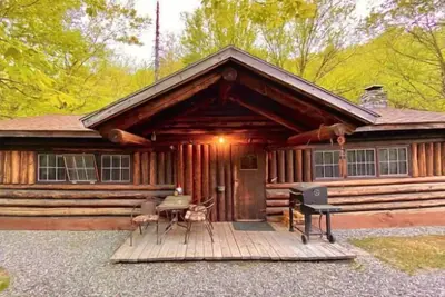 Image de Rustic Log Cabin #4 - “Brookside”
