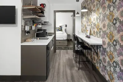 Image de Downtown Deluxe King Suite. Kitchenette, Free Breakfast, and Rooftop Hot Tub!