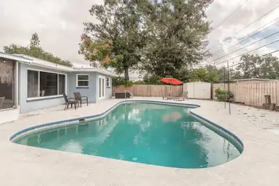 Private pool home w/ screened patio & pet