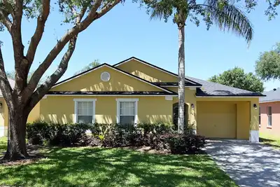 Image de Lovely 3 Bedroom 3 Bath Pool Home