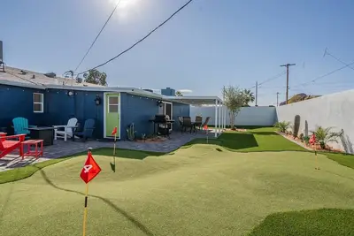 Image de Play on the putting green, and enjoy quality time at this amazing home