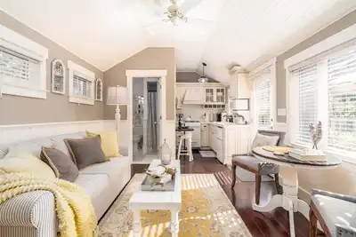 Image de Luxurious Downtown Guest Cottage / 2 Beds / Garden Oasis w/Firepit