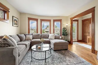Image de Cozy Upper 3 bed 2 full bath + loft + balcony