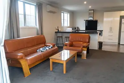 Cosy 3-bedroom Cottage with short walk to the lake