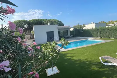 Image de Magnifique Villa moderne à moins de 5min à pieds de la plage!