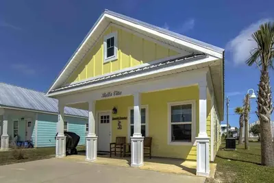 Image de Pet friendly 2br/2bath yellow cottage w/pool access!