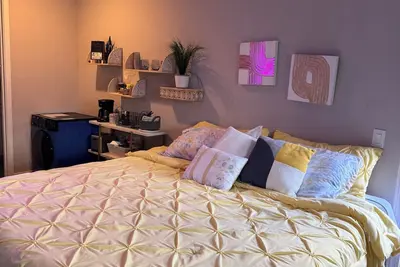 Image de King bed:private entry: bedroom