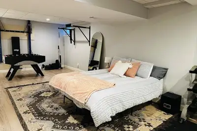 Image de Huge Private Full Basement Apartment