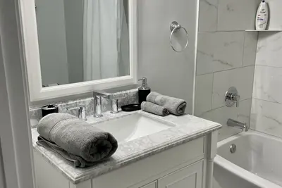 Image de Centrally located cozy, brick bungalow
