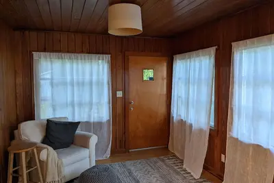 Image de Mid Century Style Cottage Near Historic Downtown