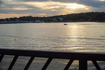 Image de Family-Friendly Lakefront Condo with Breathtaking Views
