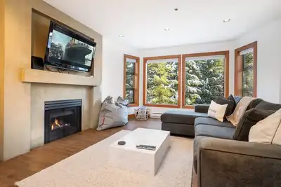 Image de 2br | Greyhawk | King Bed w/ Ensuite| Hot Tub & Sauna | Gas Fireplace | Free Parking