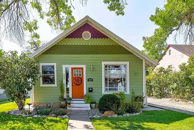 Image de Elegant Downtown 'Sunshine Cottage'